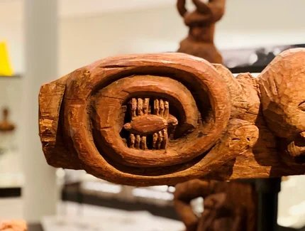 Detail einer Skulptur im Ausstellungsbereich "Koloniale Verflechtungen: Das Kameruner Grasland und Deutschland"