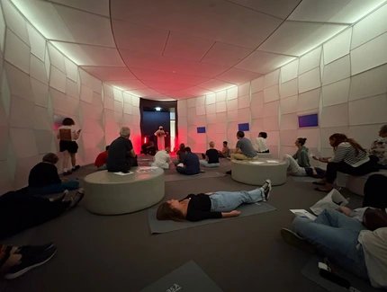 Besucher*innen im Hörraum des Ethnologischen Museums zur Langen Nacht der Museen 2025