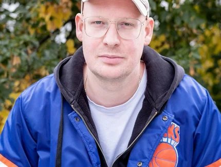 Porträt des Autors, Literaturvermittlers und Verlegers Tim Holland