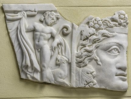 Unbekannter Künstler der Antike: Sarkophagdeckelfragment, Satyr, Maske des Dionysos, Rom, 3. Viertel 3. Jh. (gallienisch), Skulpt.slg. 4966, an der Ostwand der Kleinen Neugierde im Schlossgarten Glienicke