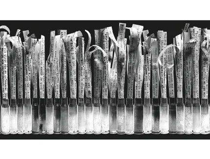 Kunstwerk Flaschen mit Textstreifen