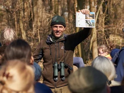 Wildtier-Experte Derk Ehlert stellt heimische und durchziehende Vogelarten vor.