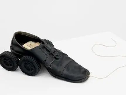 Vlassis Caniaris, L’émigrant, 1972. Courtesy the Estate of the Artist und Galerie Peter Kilchmann, Zürich, Paris, Foto: Hafid Lhachmi