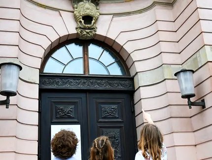 Von Drachen und Kronen: Mit dem Fernglas rund ums Zeughaus
