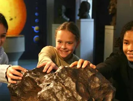 Kinder vor dem Planetenmodell