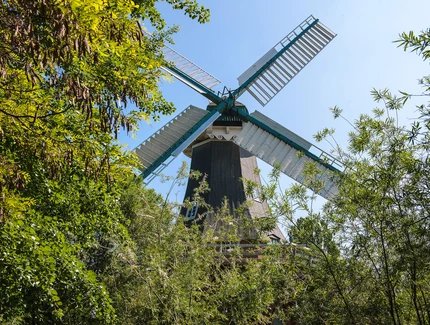 Die Holländermühle besteht aus einem festen Fundament und einer beweglichen Kappe. Bei einer Veränderung der Windrichtung, lassen sich Kappe und Flügel zurück in den Wind drehen.