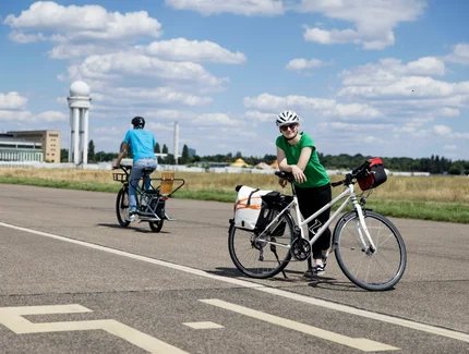 Radfahrende auf dem Tempelhofer Feld