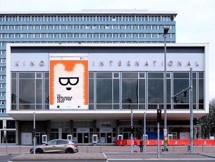 Fotografie „Kino International“, Karl-Marx-Allee, Berlin, 2022 Schriftzug: Klaus Wittkugel (1910–1985), 1961  Berlinale-Plakat: Claudia Schramke (*1985), 2022