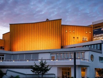 Die Philharmonie im Abendlicht