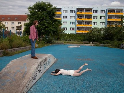 Ingeborg Lockemann/ Elke Mohr: Paintings: Pool, Skaterpark Beelitz, Straße des Aufbaus/Brandenburg, 2024.