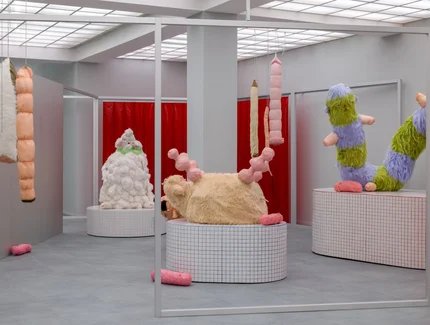 [ materialistin ]. Matter of Care, Care of Matter, Ausstellungsansicht, abgebildet Werke von: Theresa Rothe
