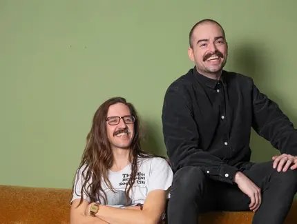 Bild von Lukas Diestel und Jonathan Löffelbein auf einem Sofa. 