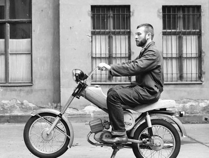 Entwurfsmodell Mokick „Simson S 50“ im Hof des Ateliers von Lutz Rudolph am Helmholtzplatz, Prenzlauer Berg, Fotografie, um 1967 Gestaltung: Lutz Rudolph, Karl Clauss Dietel, Privatarchiv Ania Rudolph