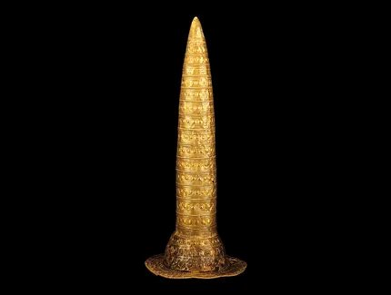 Den Berliner Goldhut zieren verschiedene Kreisornamente, die als lunisolarer, d.h. auf Sonne und Mond basierenden Kalender verstanden werden können. Sie stehen für die Verbindung von Kult, Wissen und auch materiellem Reichtum.