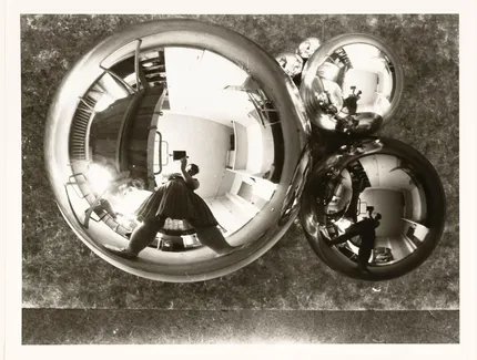 Marianne Brandt, Selbstporträt mit Kamera im Atelier in der Kugel gespiegelt, Bauhaus Dessau, um 1928/29, Bauhaus-Archiv Berlin