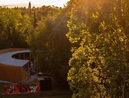 Drohnenaufnahme: Theater am Insulaner, Planetarium am Insulaner, Wilhelm-Foerster-Sternwarte, Sommerbad am Insulaner