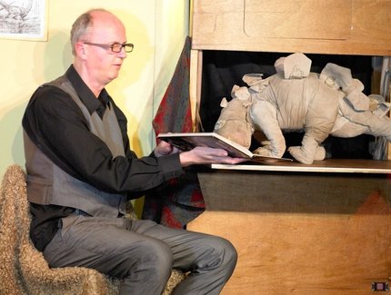 Frau Schaum und ein Dinosaurier unterm Weihnachtsbaum