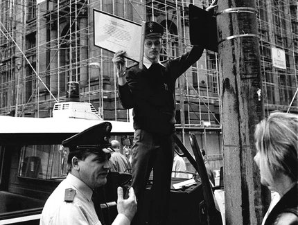 Die Polizei entfernt am 2. Oktober 1994 die vom Aktiven Museum angebrachte Zusatztafel zur Clara-Zetkin-Straße.