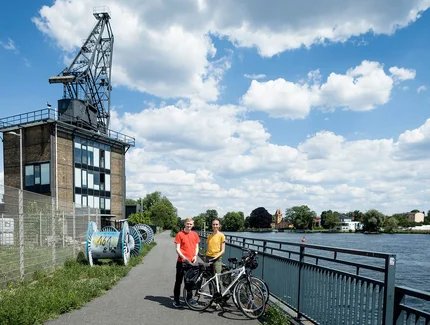 Zwei Radfahrer vor dem Kranhaus