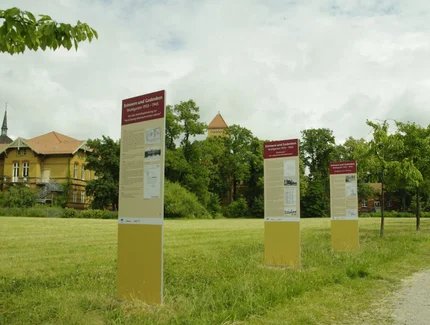 Stelen im Wuhlgarten