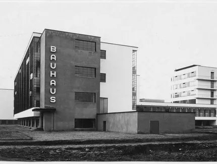 Lucia Moholy, Bauhaus-Gebäude Dessau (1925-1926) von Walter Gropius, 1927, Bauhaus-Archiv Berlin