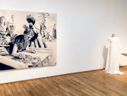 Ausstellungsansicht „Giulia Andreani. Sabotage“, Hamburger Bahnhof – Nationalgalerie der Gegenwart, 27.02.2026 – 13.09.2026, Abgebildet: Pour elles toutes (Myrninerest), 2024; Kleid aus Vorhängen von Cyril Gerbron, 2018; Industrie-Nähmaschine, c. ...