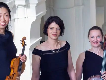 Rodur Trio: Junko Fukabori (Violine), Maria-Magdalena Pitu-Jokisch (Klavier), Louise von Schweinitz (Cello)