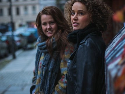 SISSOS - SISSOS (Australien): Acoustic duo – Australian sisters. Feel-good upbeat bluesy folk tunes with vocal harmonies, guitars, and percussion