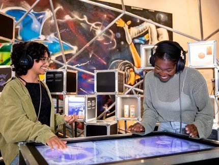 Jugendliche probieren das DJ Pult im Raum "Vergnügen" aus 
