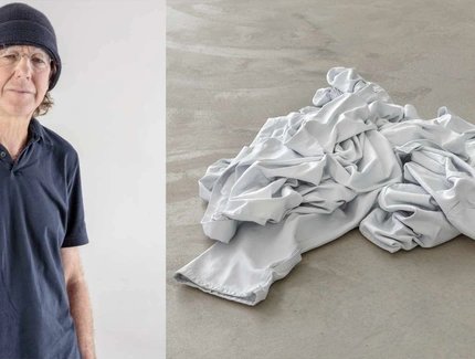 Charles Ray, "Clothes pile," 2020. Painted aluminum, 15 x 87 x 83 cm. Photograph by Joshua White. © Charles Ray. Courtesy Matthew Marks Gallery