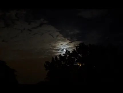 The moon captured during Yara Mekawei and Amir Rezk’s listening session, Moon Meat Lyrical (2026). Foto: Qu Chang