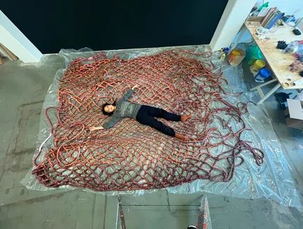 Jiyoung Yoon, There was a time when, not knowing how to live, I took out my entrails to make a net (2025). Courtesy the artist
