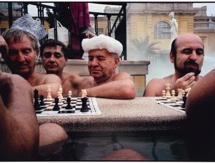 Schachspieler im Széchenyi-Heilbad, Budapest, Ungarn, 2003 © Matias Costa/ Die Magie der Straße. Meisterwerke der Street Photography aus dem Leica Archiv.