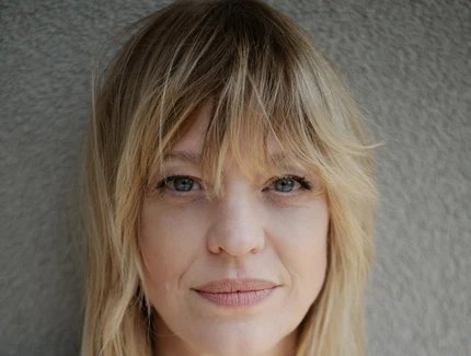 Porträt von Heike Makatsch in grauem Pulli. © Linda Rosa Saal