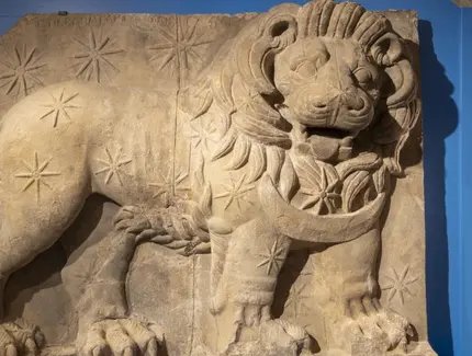 Gipskopie des Löwenhoroskops von Nemrut Dağı in der Ausstellung