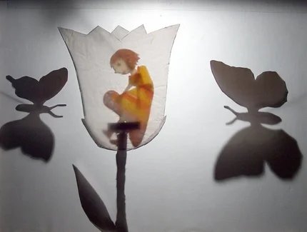 Däumelinchen in der Blüte geboren