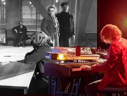 Stephan Graf von Bothmer erweckt mit seiner Live-Filmmusik einen der bewegendsten Berlinfilme aller Zeiten auf der Leinwand zum Leben. Bothmer interpretiert "Zuflucht" live am seinem CineTonium, einen Konzertinstrument aus akustischen und elektron...
