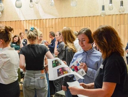 Konferenz und Denkraum: Gemeinsam gestalten wir interdisziplinäre Kunstpraxis