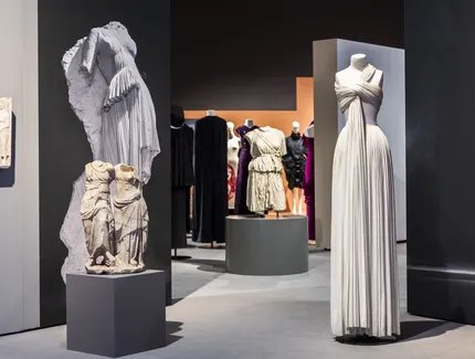 Madame Grès, Weißes plissiertes Abendkleid (Detail), nach 1973