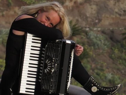 Cathrin Pfeifer „upside down“ Magic world of accordeon