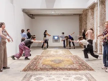 Somatic exercises in the exhibitions in den KW Institute for Contemporary Art, Berlin 2025. Foto: David von Becker.