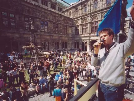 Christoph Schlingensief, Bitte liebt Österreich – Erste österreichische Koalitionswoche, 2000, Wiener Festwochen Foto © David Baltzer / Kunstwerk © Nachlass Christoph Schlingensief