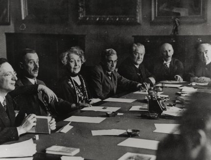 Sitzung der Sektion für Dichtkunst, 1929: Alfred Döblin, Thomas Mann, Ricarda Huch, Bernhard Kellermann, Hermann Stehr, Alfred Mombert, Eduard Stucken (v.l.n.r.)
