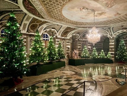 Weihnachtliche Dekoration im Grottensaal des Neuen Palais