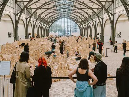 Besuchende in der Ausstellung „Lina Lapelytė. We Make Years Out of Hours“, Hamburger Bahnhof – Nationalgalerie der Gegenwart, Berlin, 2026