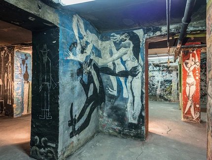 Blick in den Bilderkeller, im Vordergrund Wandbild von Harald Metzkes und Manfred Böttcher