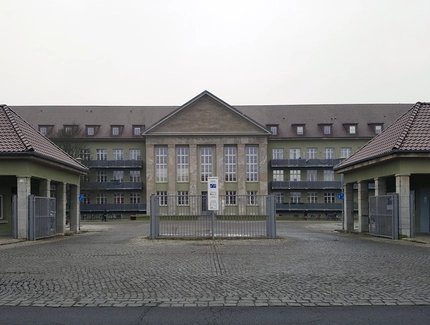 Ehemaliges Hauptgebäude des KGB, heute Wohngebäude, © Museum Berlin-Karlshorst, Foto: Margot Blank
