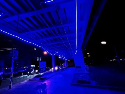 Nachts unter der beleuchteten Berliner Hochbahn