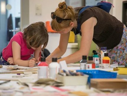 Eine Frau und ein Mädchen beim gemeinsamen Gestalten.