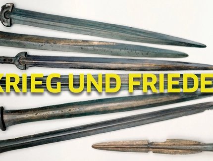 Krieg und Frieden + Schwerter und Lanze, Bronze. 9.-8. Jh. v. Chr., Stölln, Deutschland